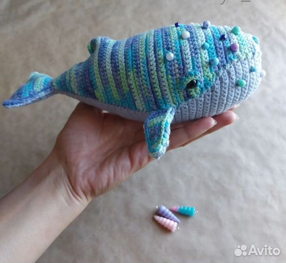 Вязаная игрушка кит