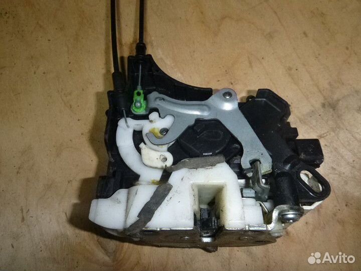 Замок двери передней левой citroen C-crosser 2008