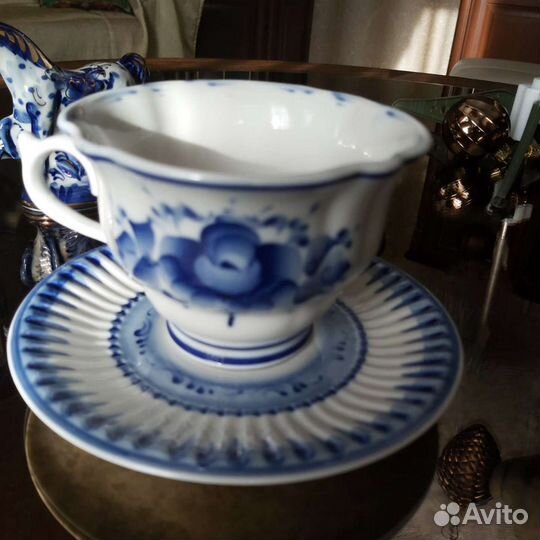 Чашка чайная с блюдцем и фигурки. Гжель