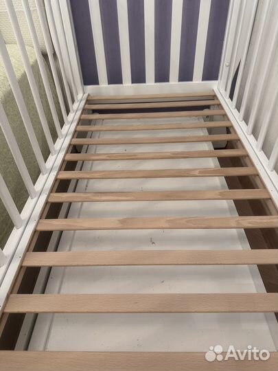 Детская кроватка с маятником и ящиком