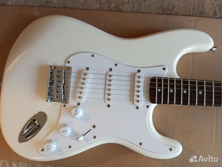 Электрогитара Squier Bullet Stratocaster SSS HT WH