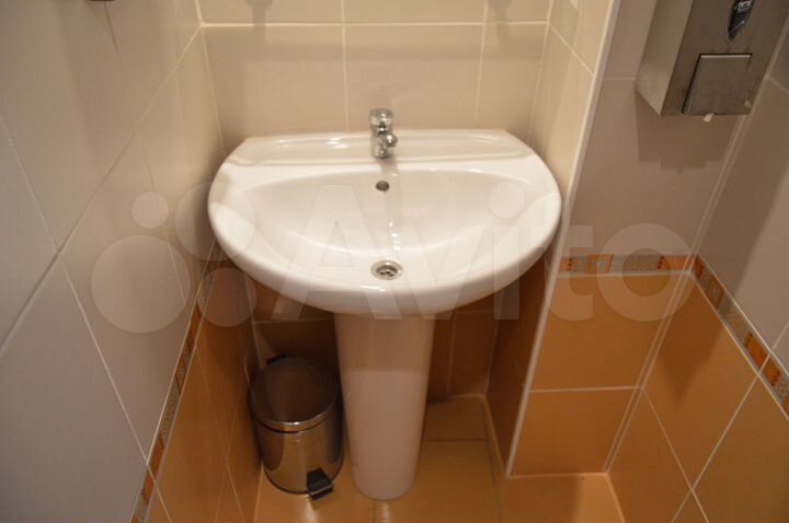 Здание, 1300 м²