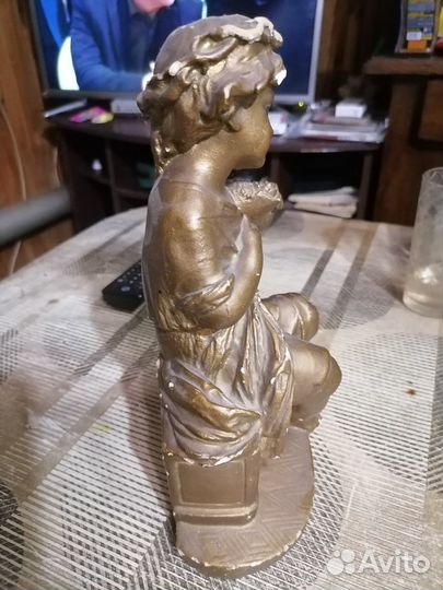 Гипсовая фигура девушка С цветами