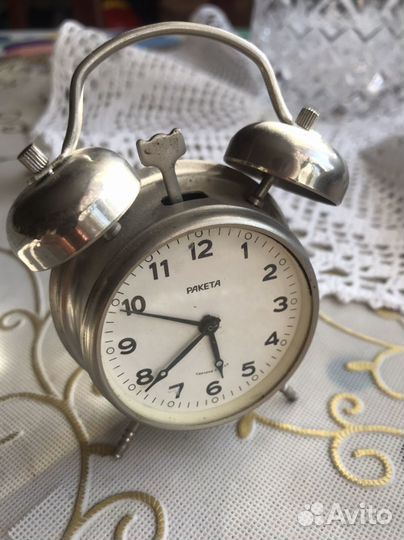 Часы будильник времен СССР