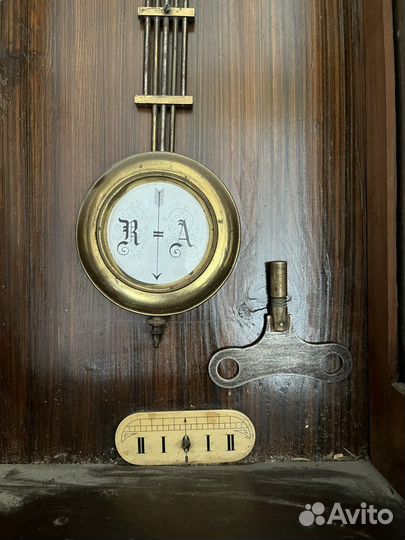 Старинные настенные антикварные часы с боем