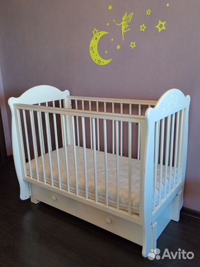 Детская кроватка с маятником и ящиком