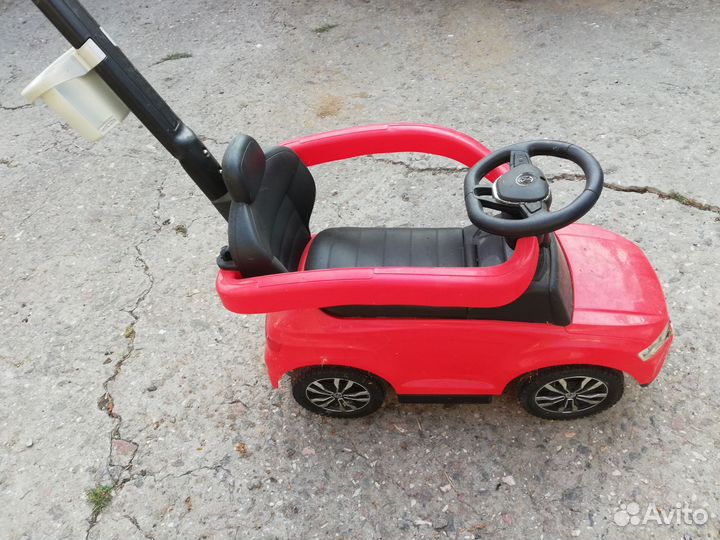 Машинка каталка с родительской ручкой