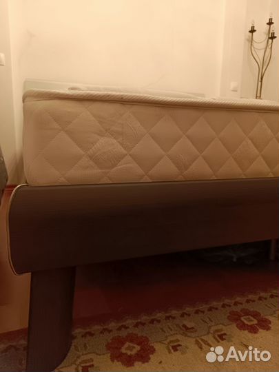 Кровать двуспальная с мягким матрасом