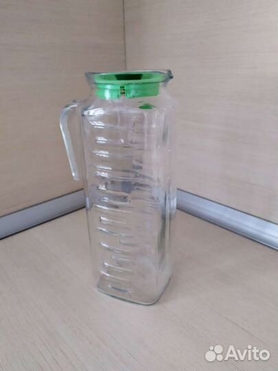 Кувшины пластиковый и стеклянный