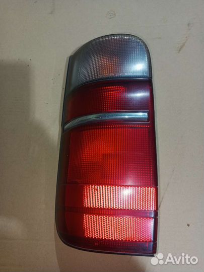 Фонарь задний левый Toyota Hiace 1996г