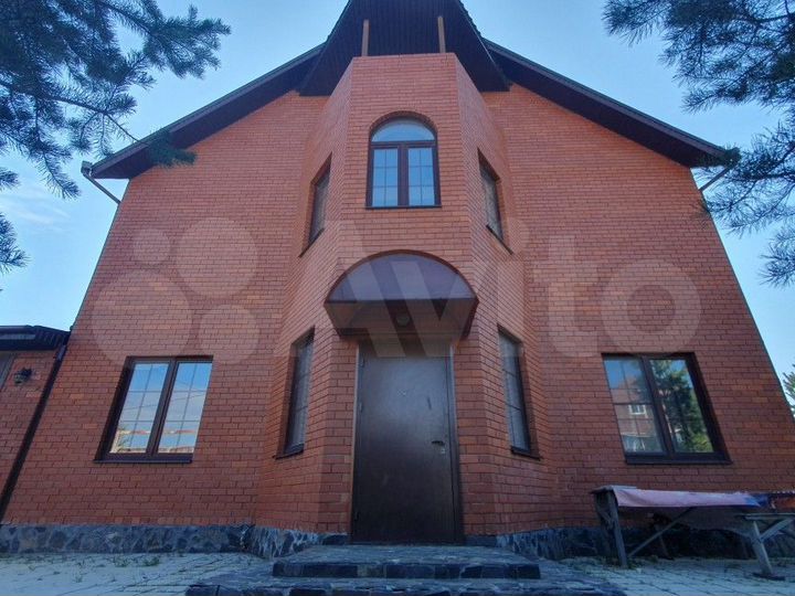 Коттедж 300 м² на участке 12 сот.