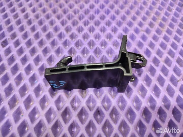 Крепление коврика Mitsubishi Outlander