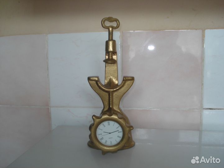 Настольные часы в форме мясорубки