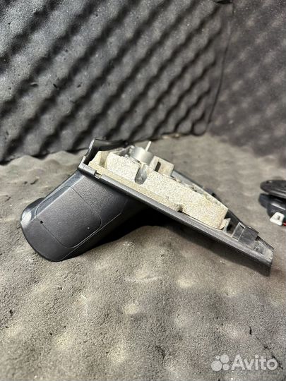 Koleos Кронштейн левого зеркала