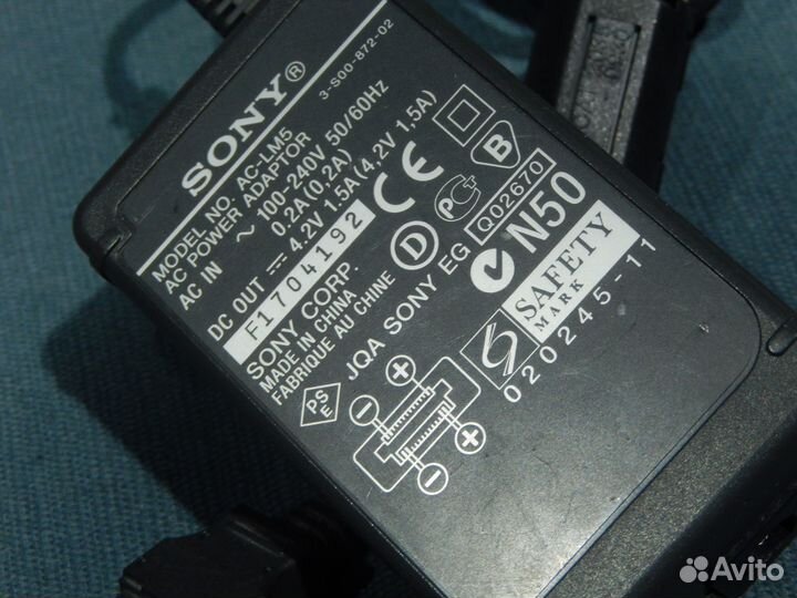 Зарядное устройство Sony AC-LM5