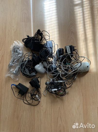 Зарядные устройства, наушники, провода пакетом