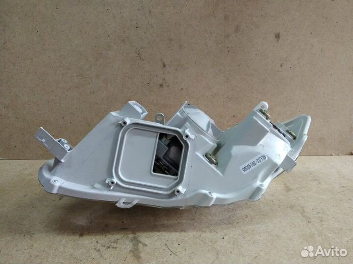 Фара правая Toyota Corolla Axio 2006 - 2010