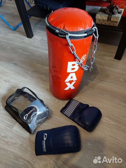 Боксерская груша и перчатки