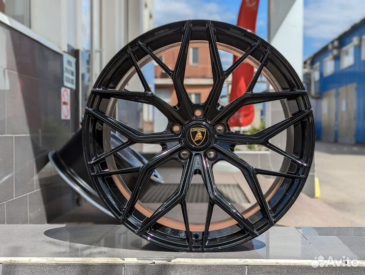 Кованые диски R22 GT Forged на Lamborghini Urus