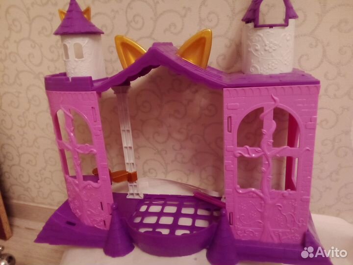 Замок для куклы и корона на липучке