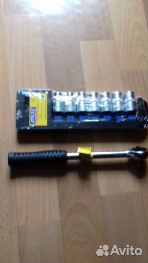 Набор торцевых головок с трещеточным ключем