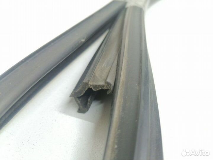 Уплотнитель стекла двери задний правый Mercedes