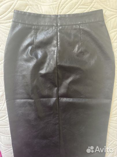 Кожаная юбка миди с разрезом