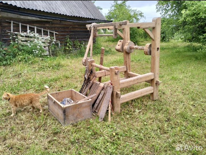 Старинный ткацкий станок напольный деревянный