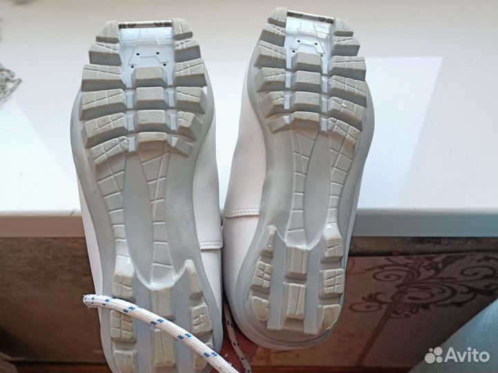 Лыжные ботинки и лыжи