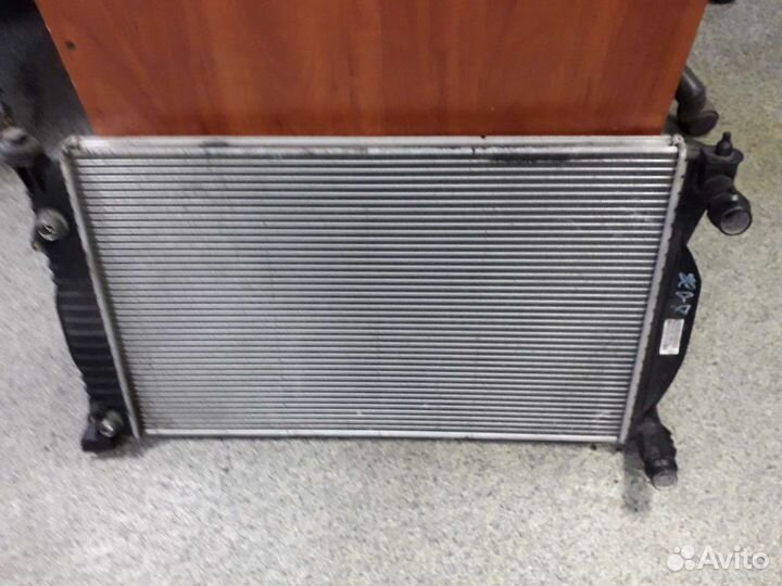 Радиатор охлаждения на Audi A4 8e B7