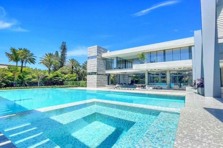 Дом 680 м² на участке 9 сот.