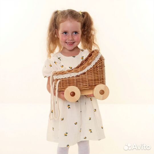 Плетеная коляска каталка