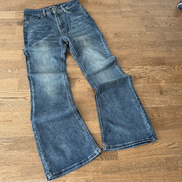 Джинсы Клеш bootcut на руках