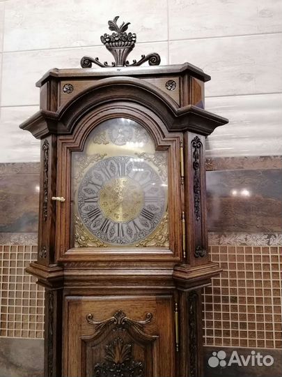 Напольные старинные часы с боем