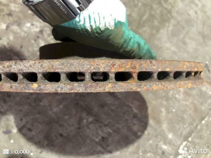 Тормозной диск на nissan stagea M35 VQ25