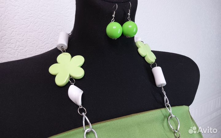 Комплект бижутерии серьги и бусы