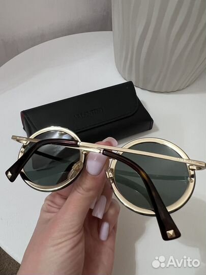 Солнцезащитные очки женские valentino