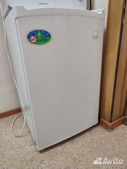 Холодильник б/у маленький, мини-бар