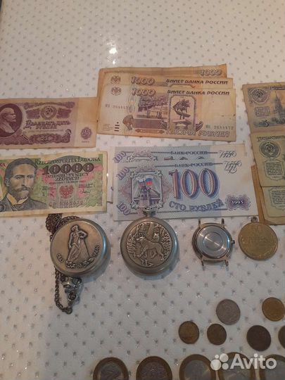 Бумажные и железные, часы банкноты