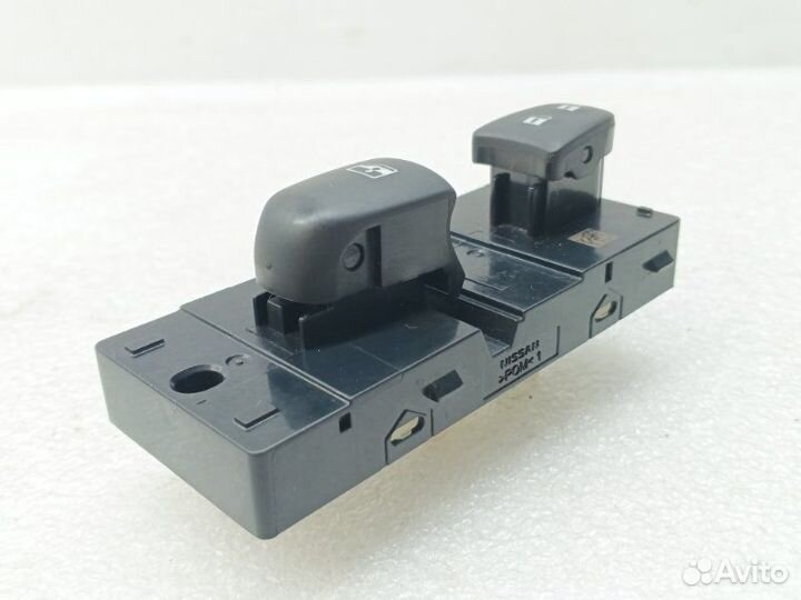 Кнопка стеклоподъемника передняя правая Nissan