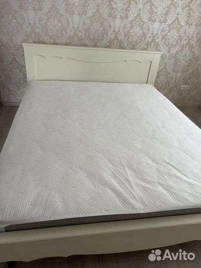 Кровать двухспальная из массива дерева