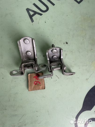 Петли задней левой двери toyota rav 4 xa20