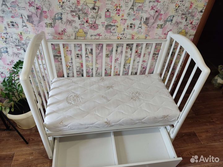 Детская кроватка с маятником и ящиком