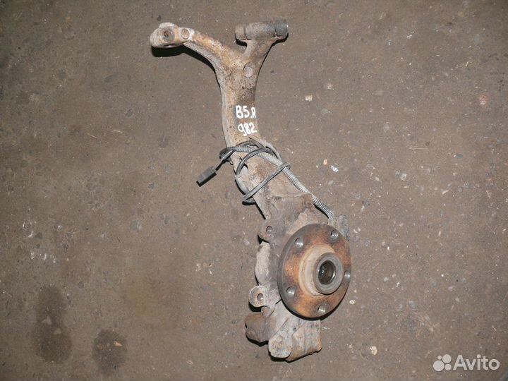 Поворотный кулак правый Volkswagan Passat B5