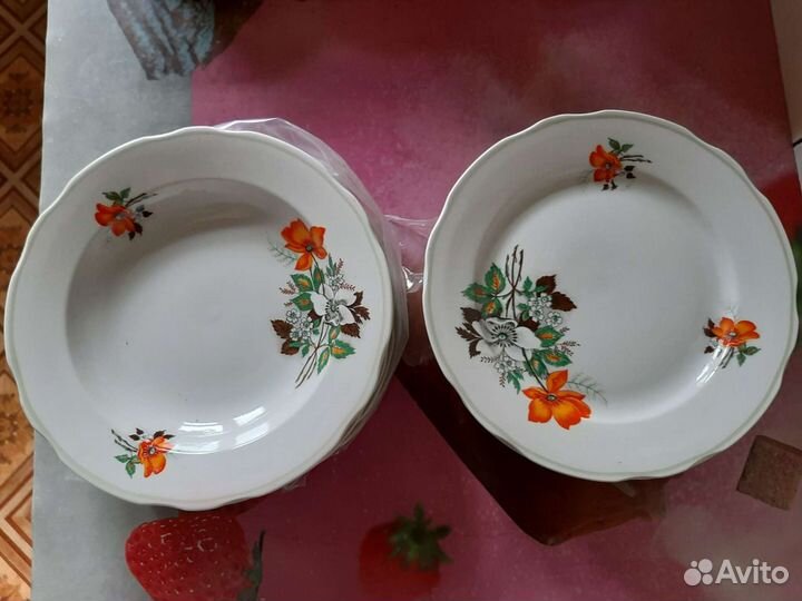 Набор белых тарелок с рисунком маки