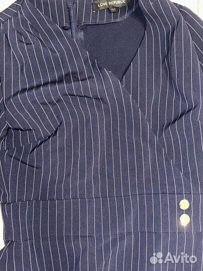 Платье с полосками декольте и разрезом на ноге