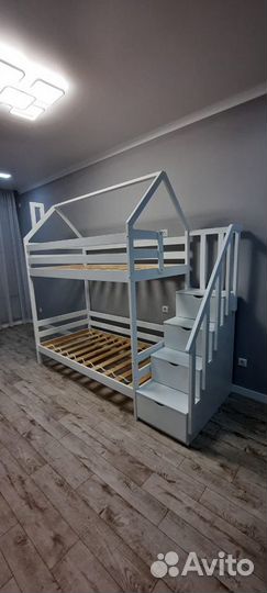 2х ярусная кровать с лестницей