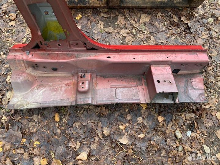 Центральная стойка кузова левая Ford Mondeo седан