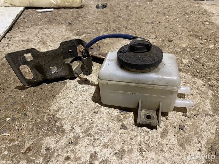 Бачок тормозной жидкости Lexus rx300