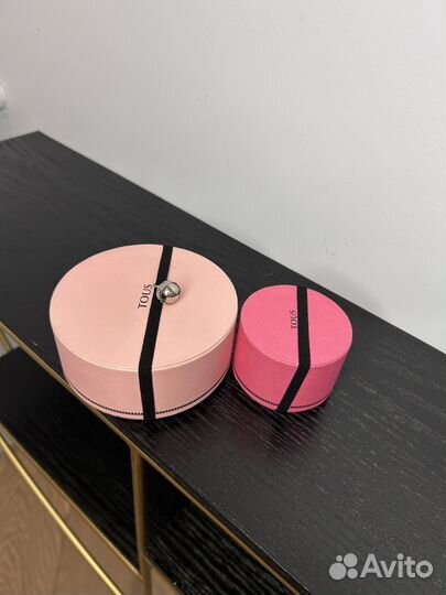 Плюшевый медведь, полка и подарок)